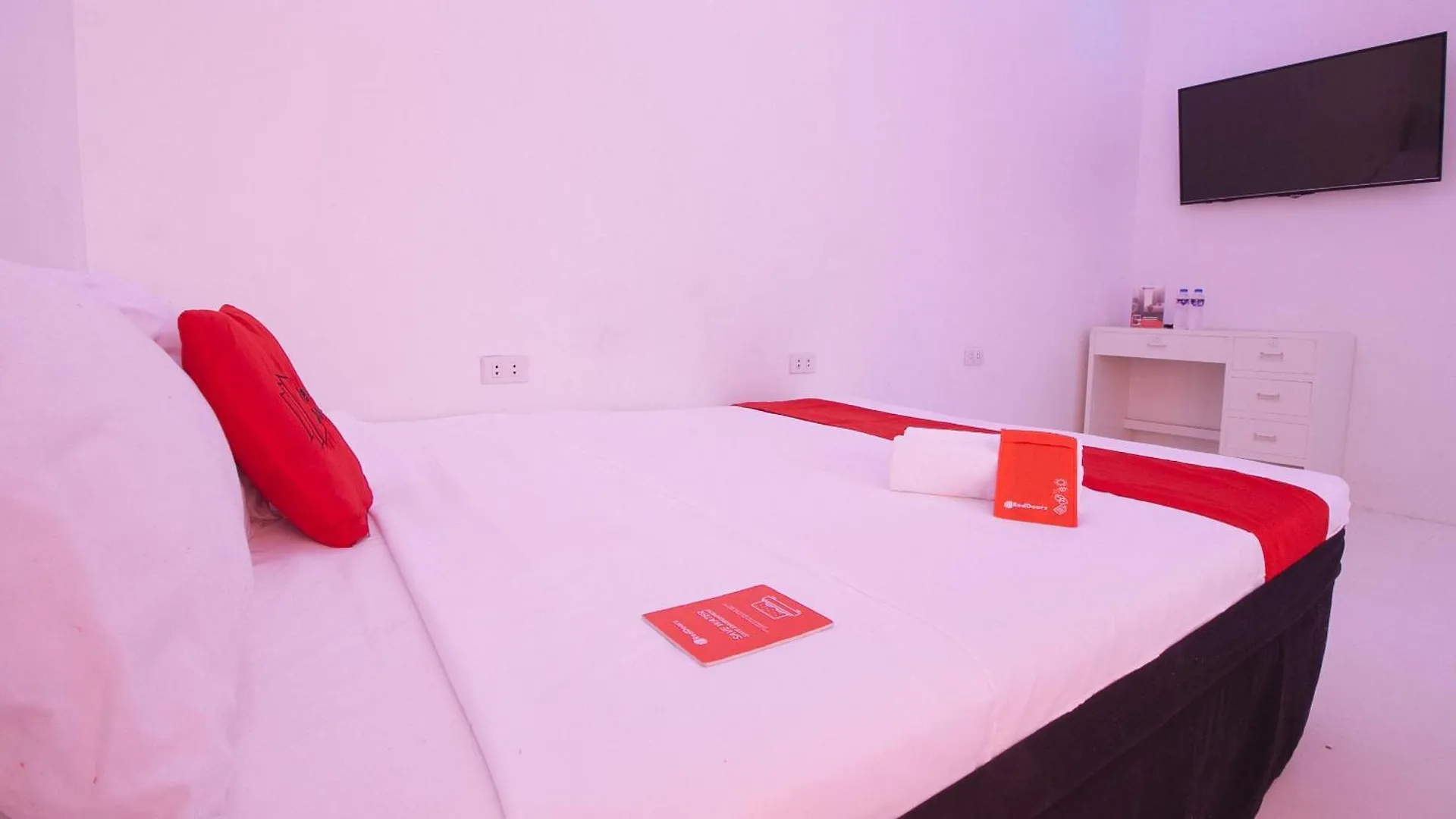 Reddoorz @ Jolly Orange Paranaque Paranaque City 0*,